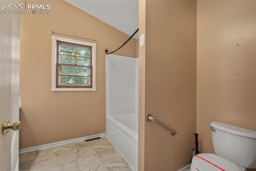 Image 17 of 47: Bathroom