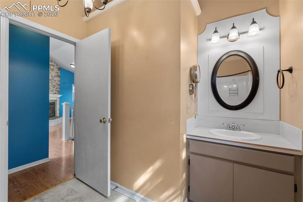 Image 18 of 47: Bathroom