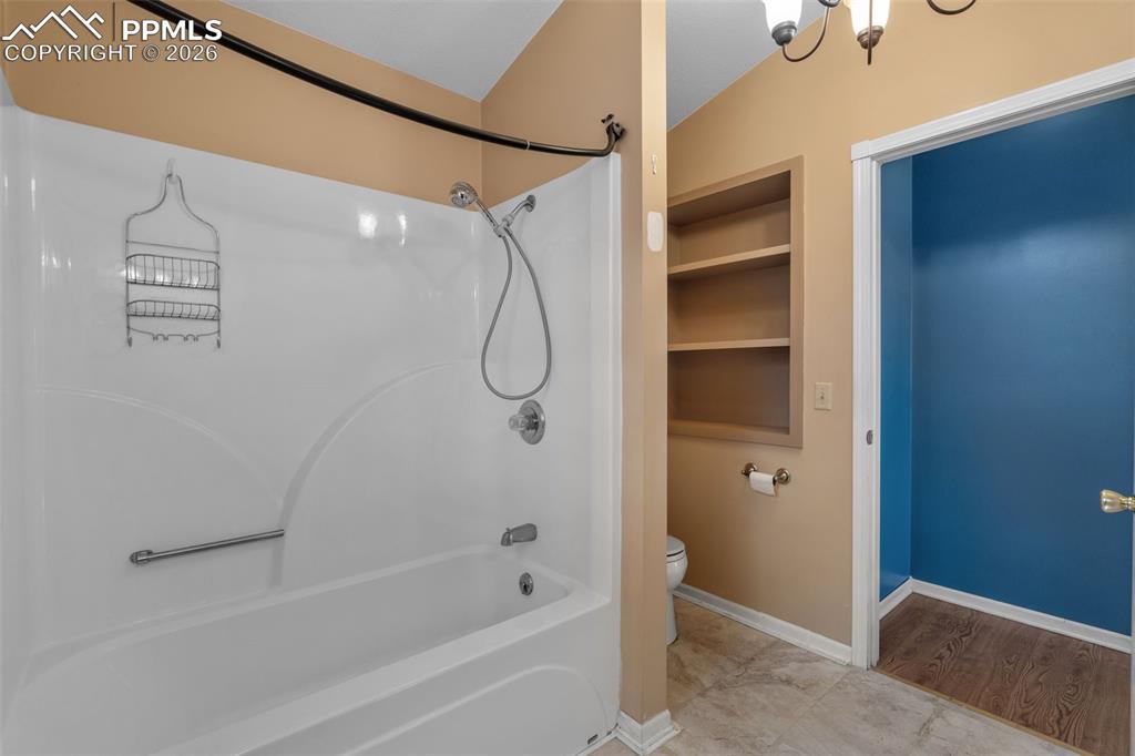 Image 19 of 47: Bathroom