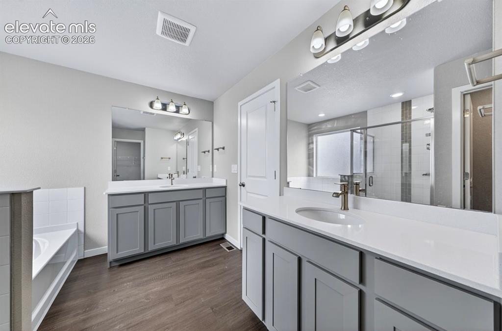 Image 14 of 28: Bathroom