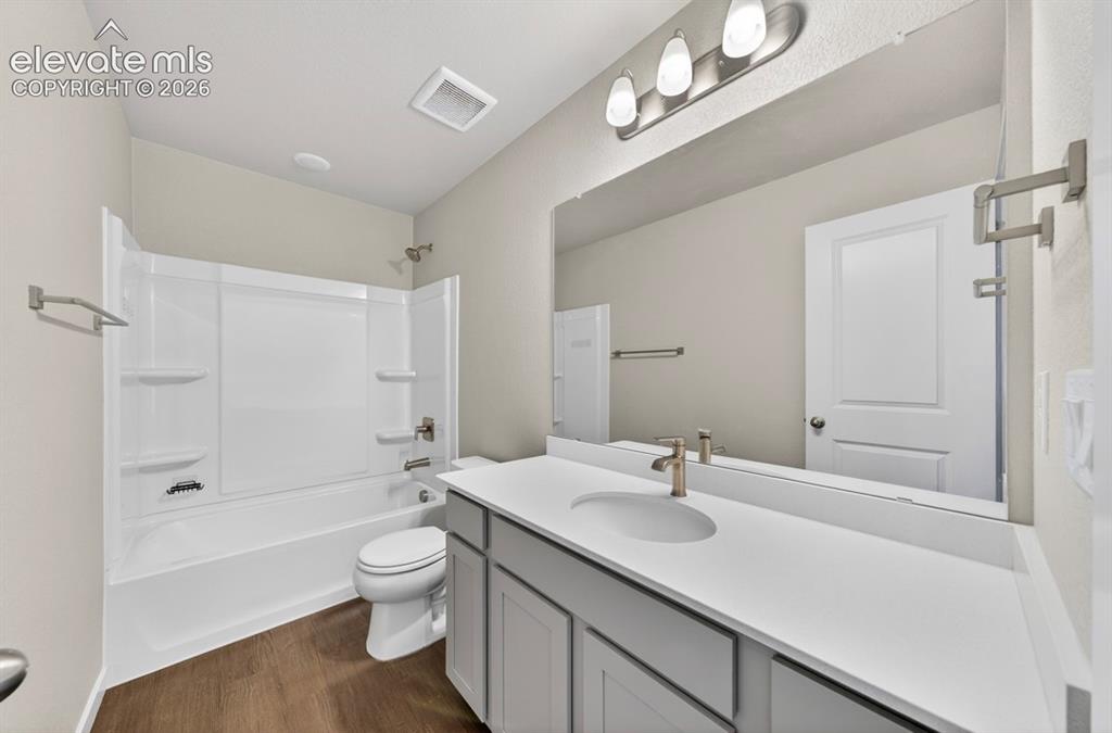 Image 19 of 28: Bathroom