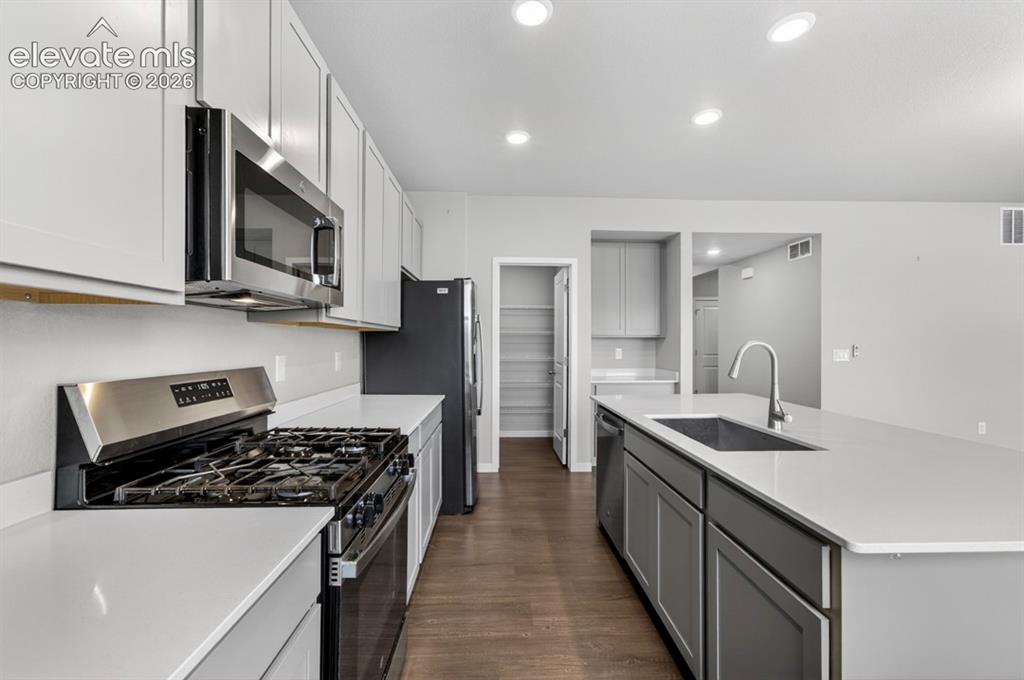 Image 7 of 28: Kitchen