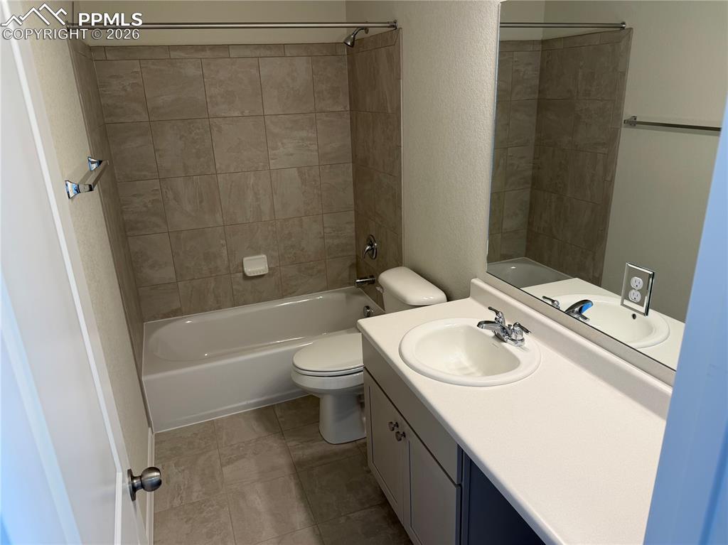 Image 11 of 19: Bathroom