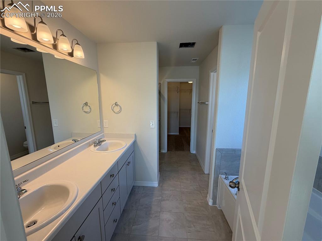 Image 16 of 19: Bathroom