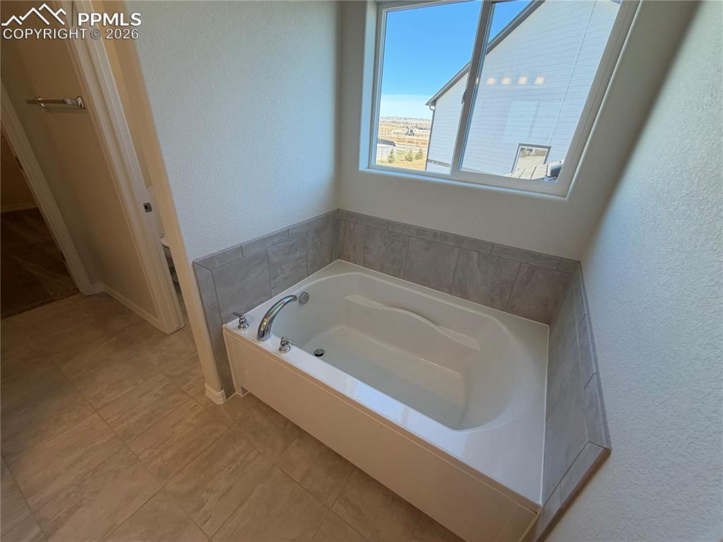 Image 18 of 19: Bathroom