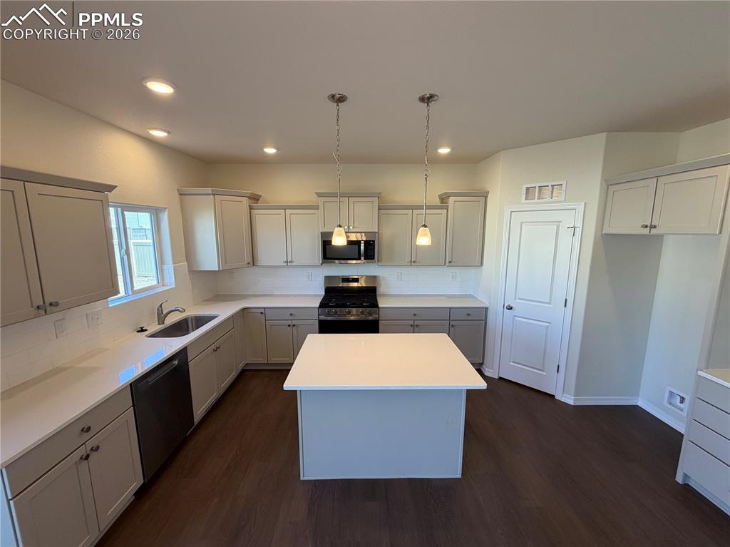 Image 7 of 19: Kitchen