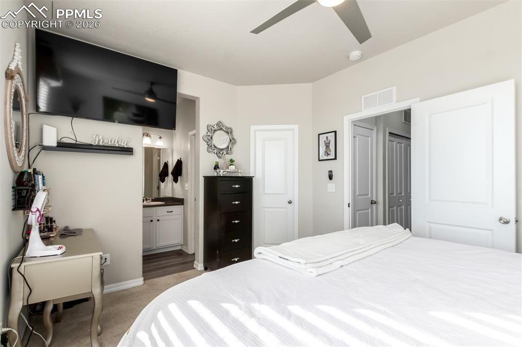 Image 14 of 26: Bedroom