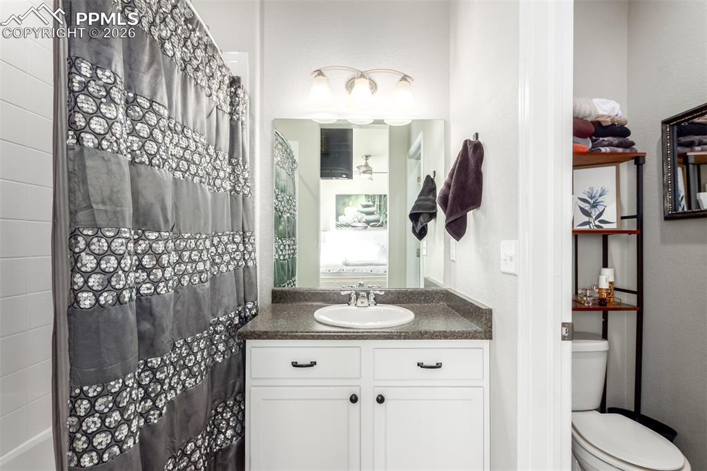 Image 16 of 26: Bathroom