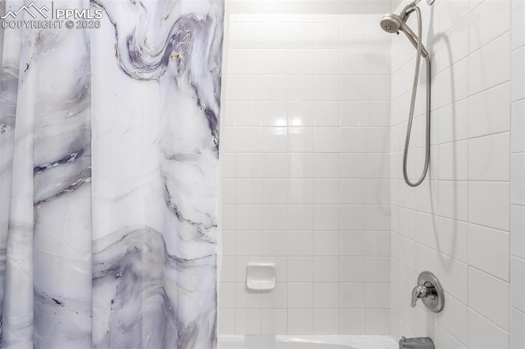 Image 22 of 26: Bathroom