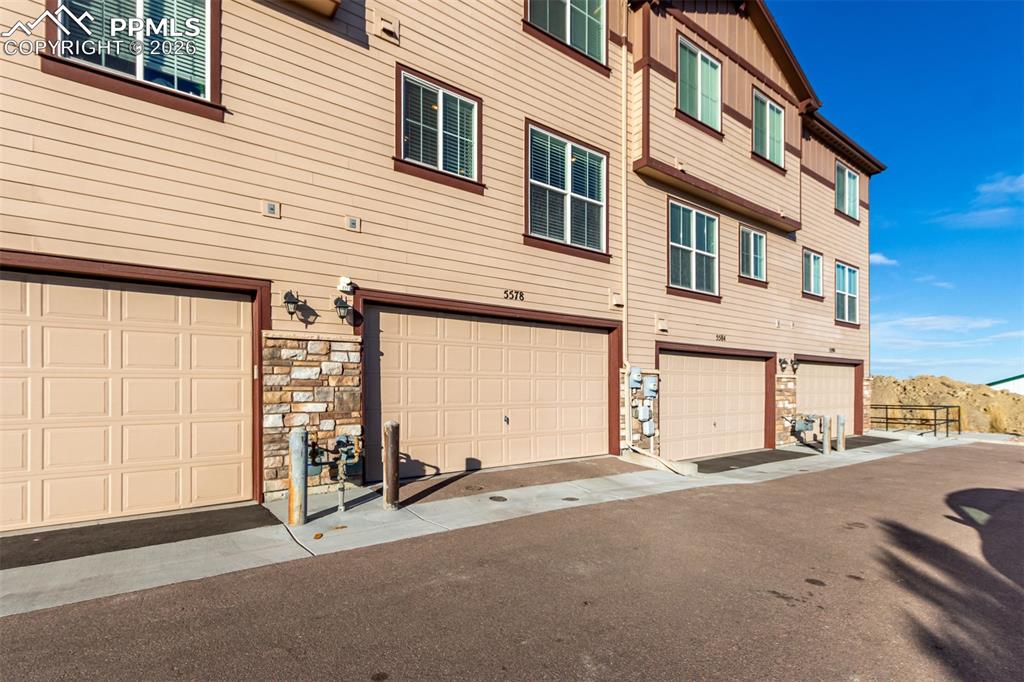 Image 23 of 26: Garage