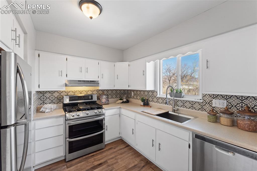 Image 10 of 28: Kitchen