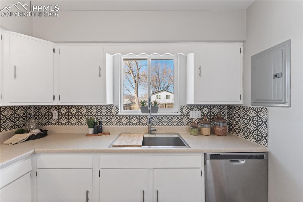 Image 11 of 28: Kitchen