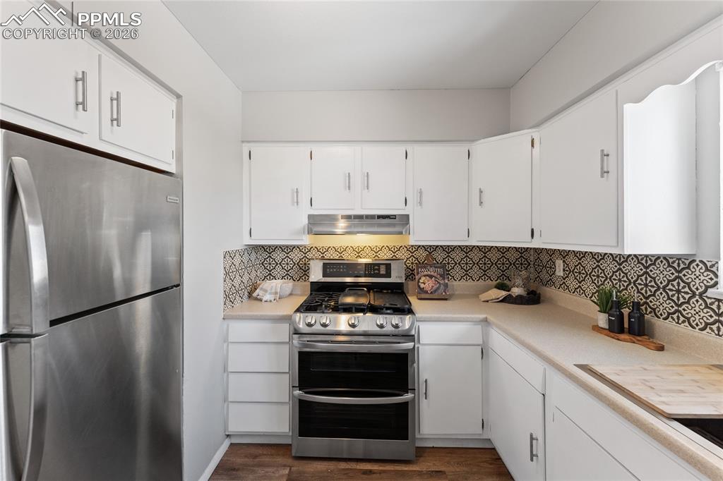 Image 12 of 28: Kitchen