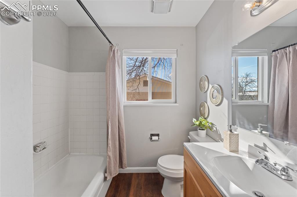 Image 15 of 28: Bathroom