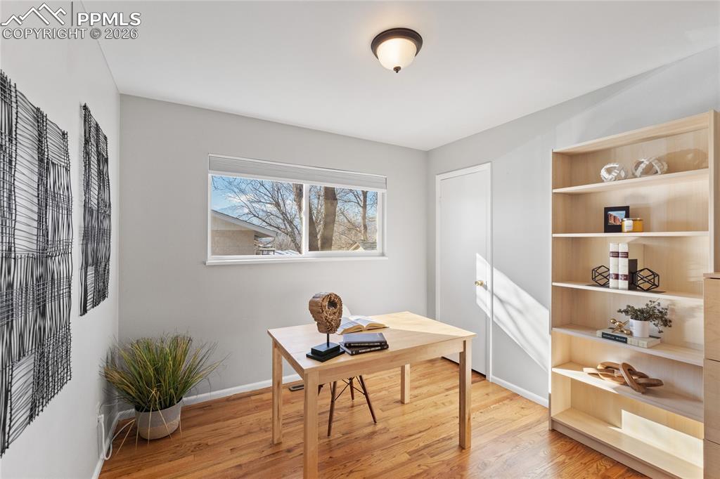 Image 19 of 28: Office