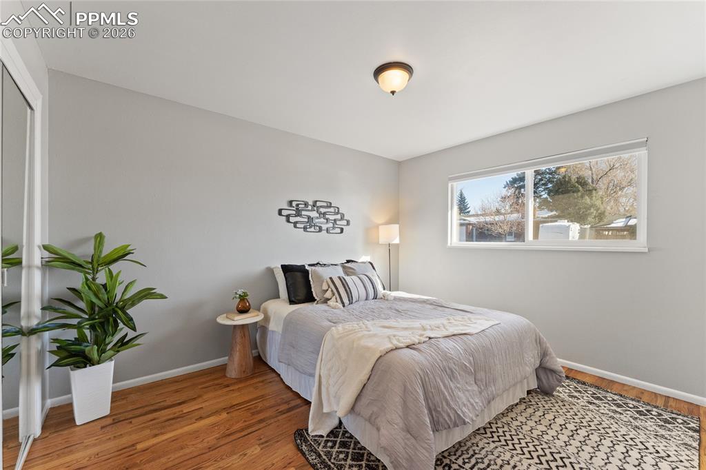 Image 21 of 28: Bedroom