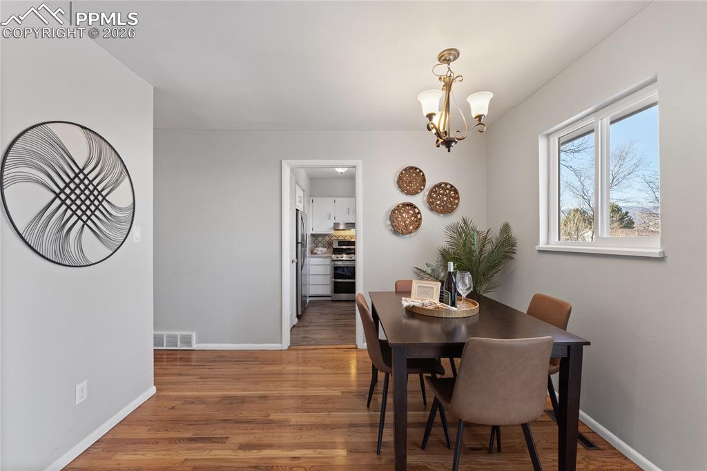 Image 7 of 28: Dining Area