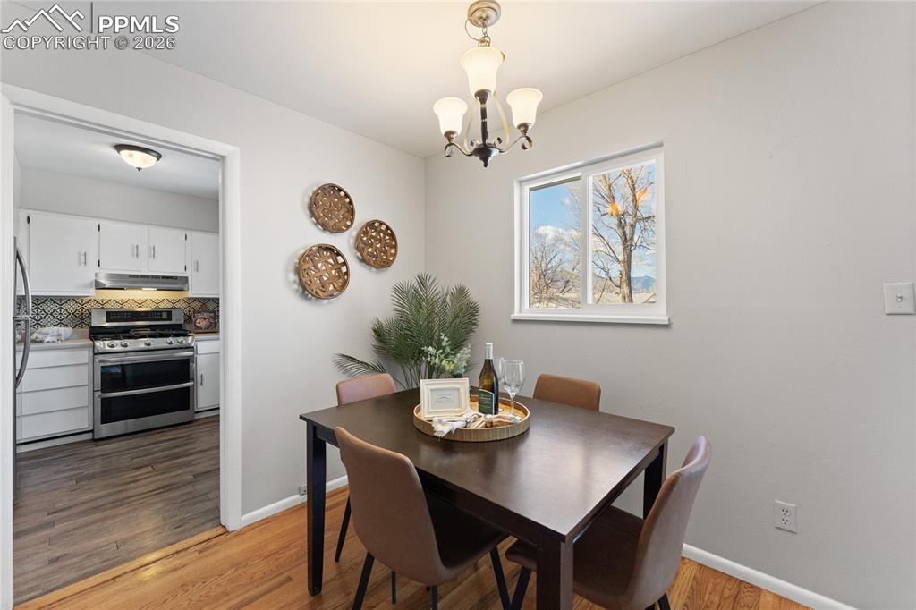 Image 8 of 28: Dining Area