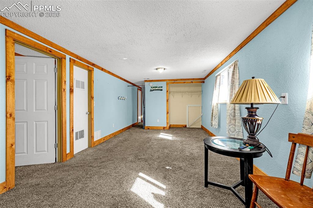 Image 14 of 31: Living Room