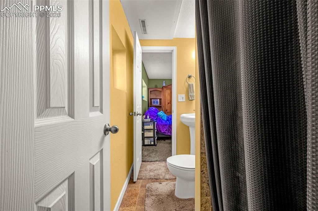 Image 18 of 31: Bathroom