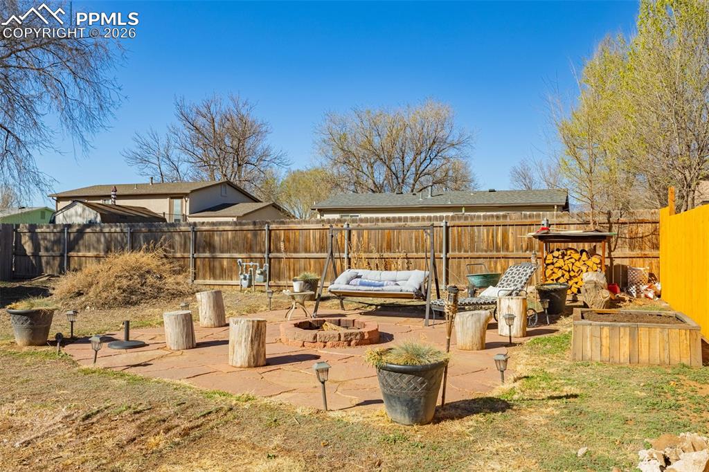 Image 24 of 31: Yard