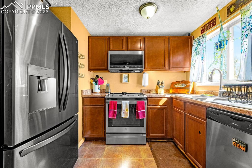 Image 6 of 31: Kitchen