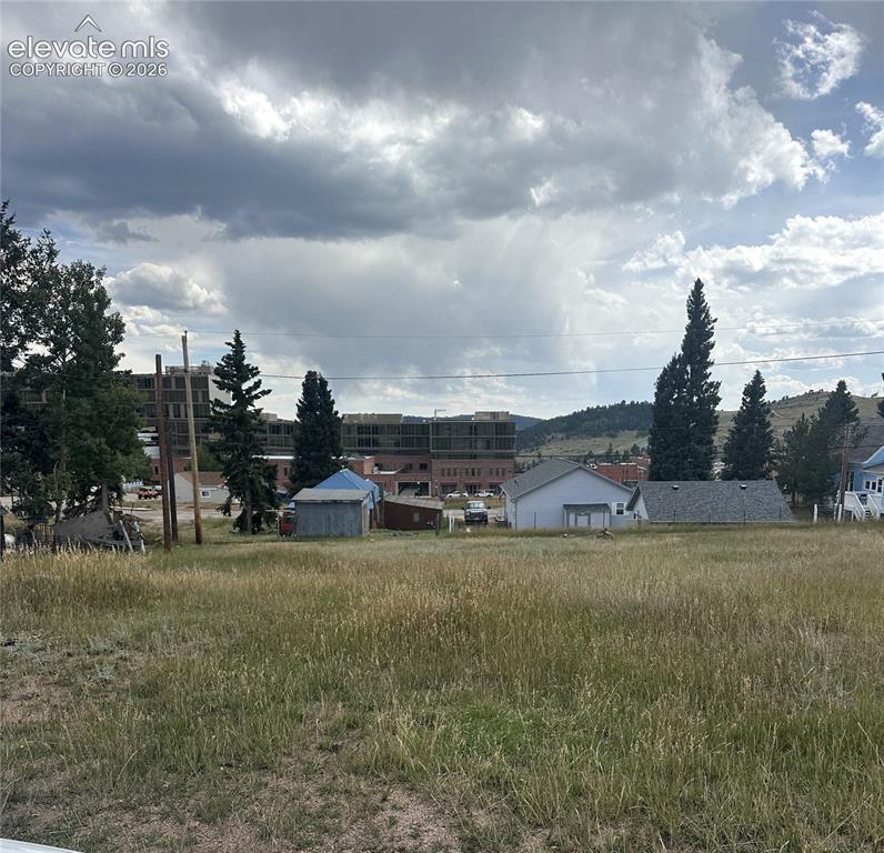 Image 2 of 2: Yard