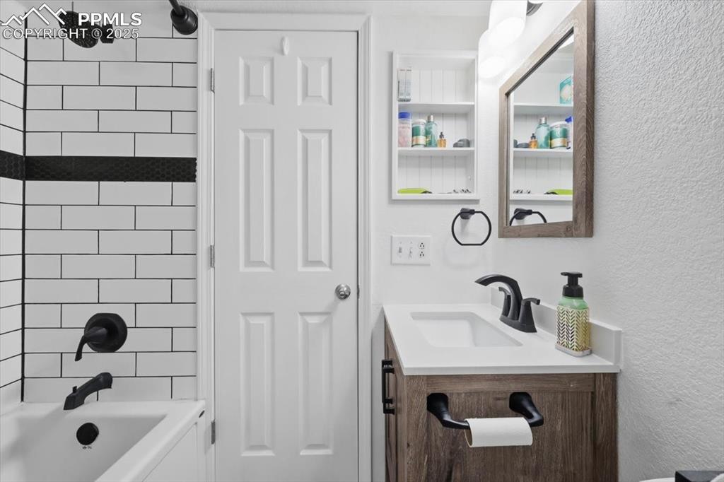 Image 16 of 29: Bathroom