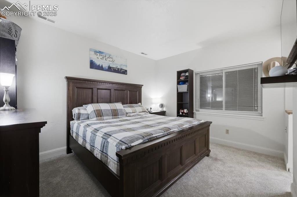 Image 19 of 29: Bedroom