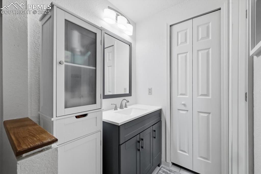 Image 20 of 29: Bathroom