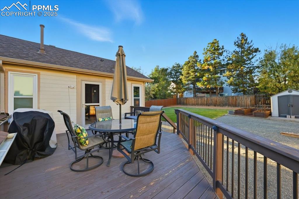 Image 23 of 29: Deck