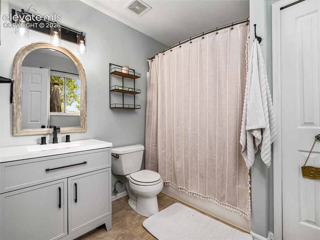 Image 14 of 40: Bathroom