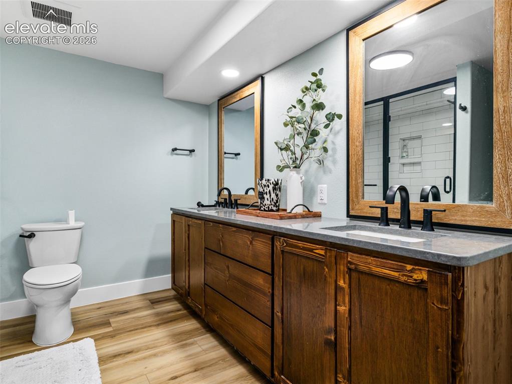 Image 22 of 40: Bathroom