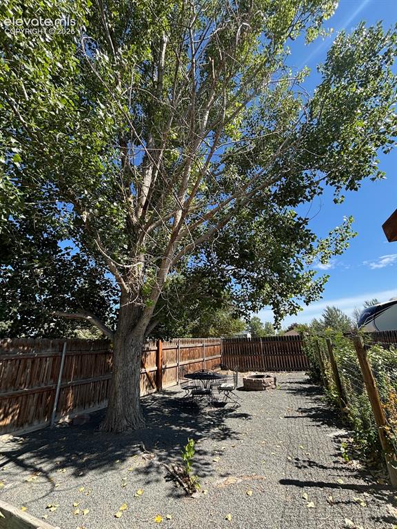 Image 35 of 40: Yard