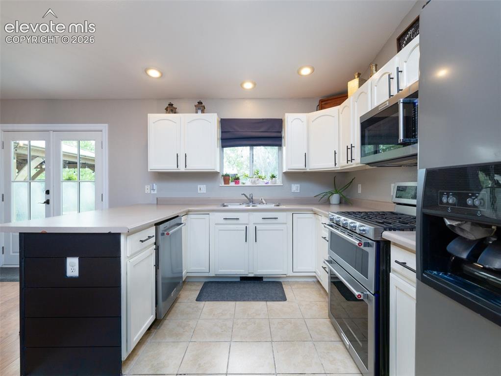 Image 4 of 40: Kitchen