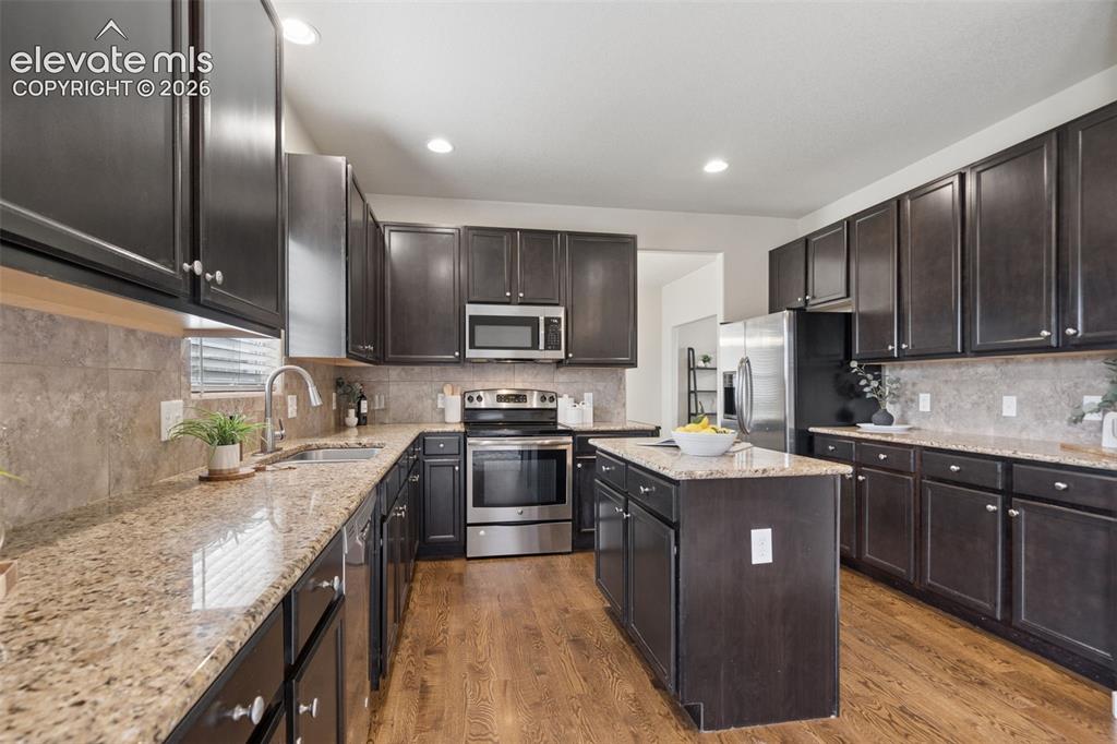 Image 18 of 45: Kitchen