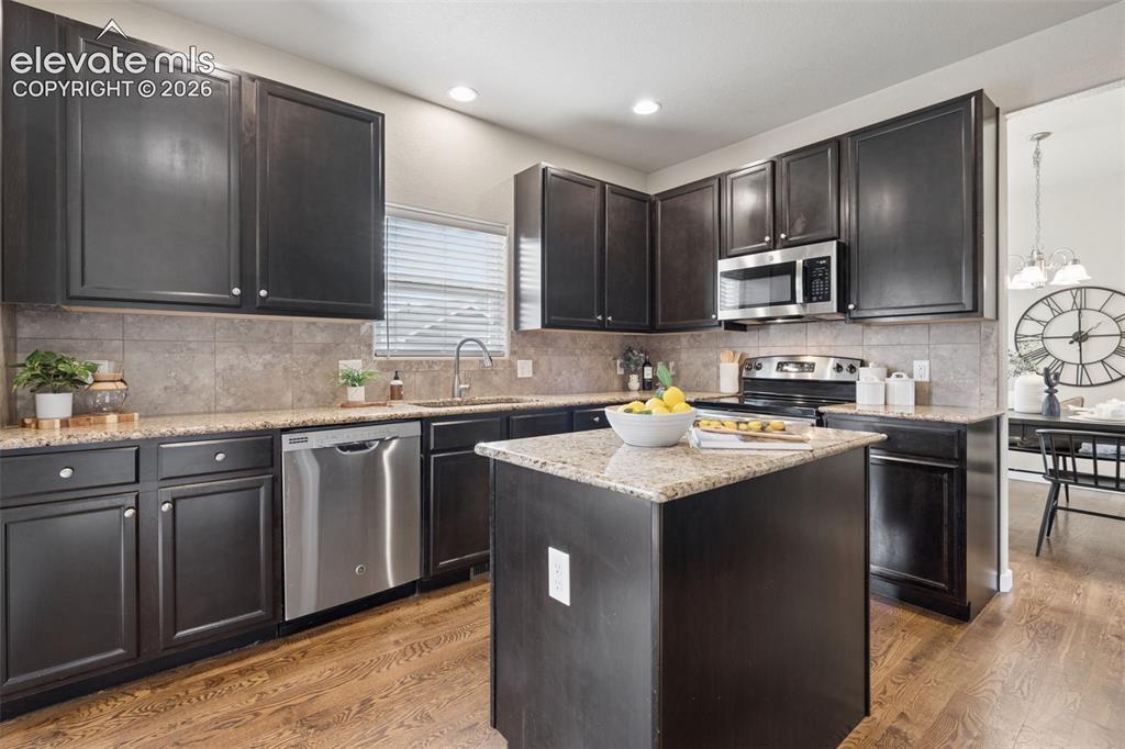 Image 19 of 45: Kitchen