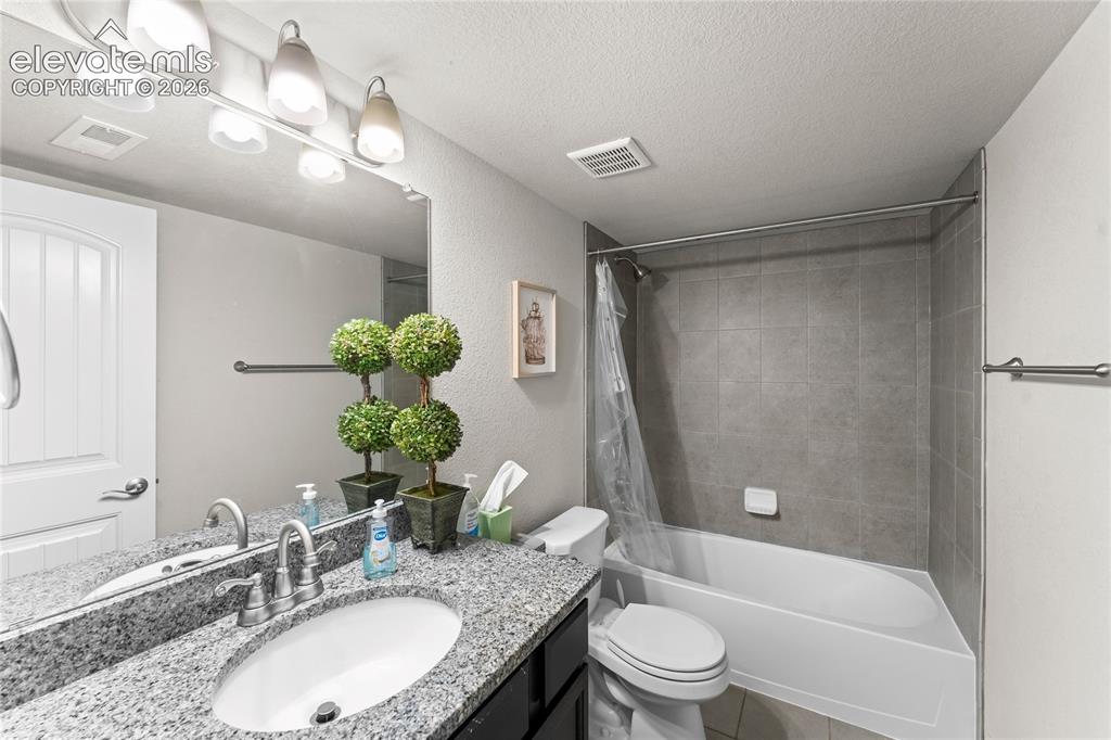 Image 20 of 42: Bathroom