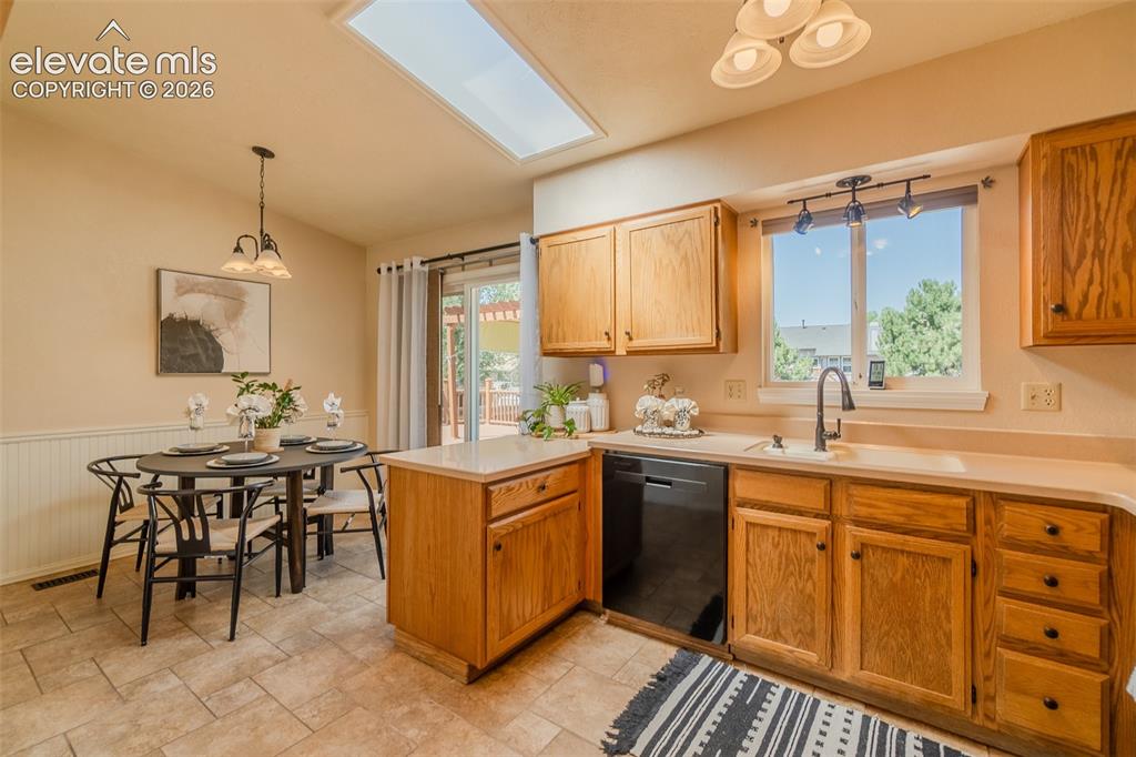 Image 12 of 45: Kitchen