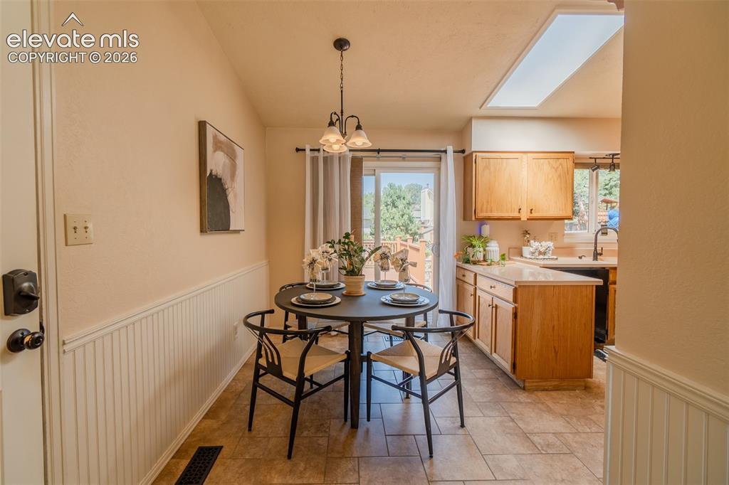 Image 13 of 45: Dining Area