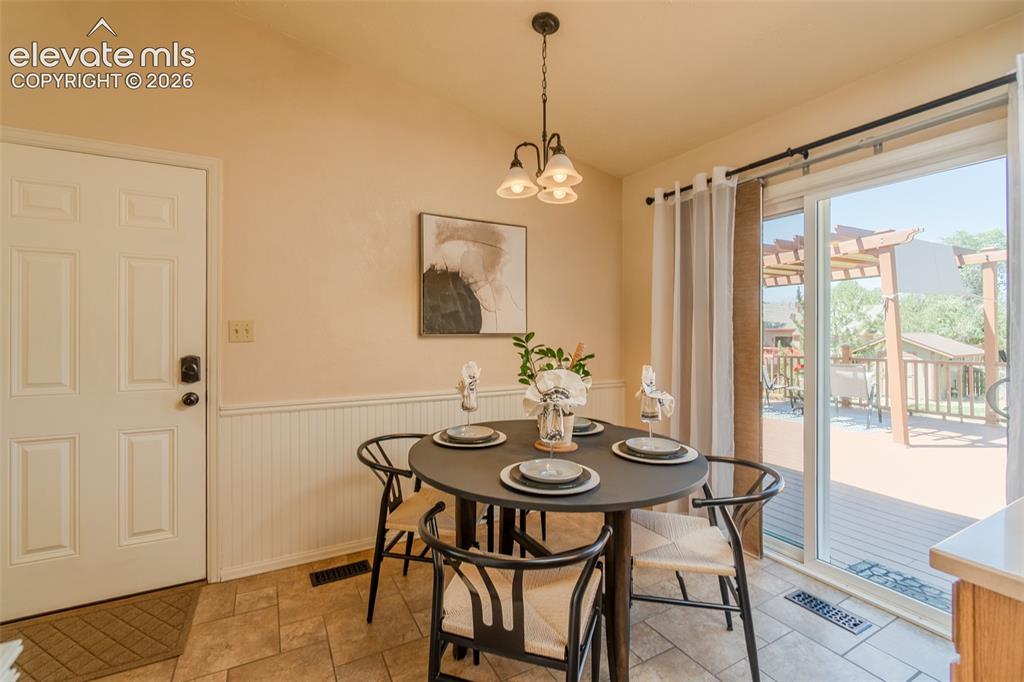 Image 14 of 45: Dining Area