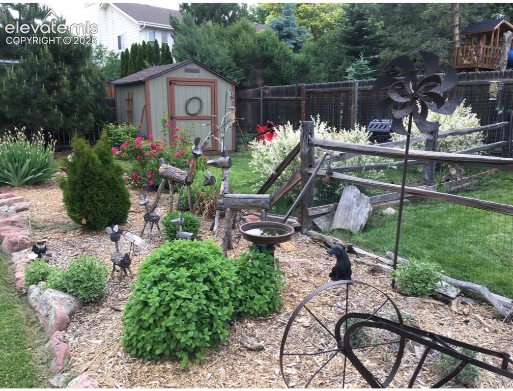 Image 43 of 45: Yard