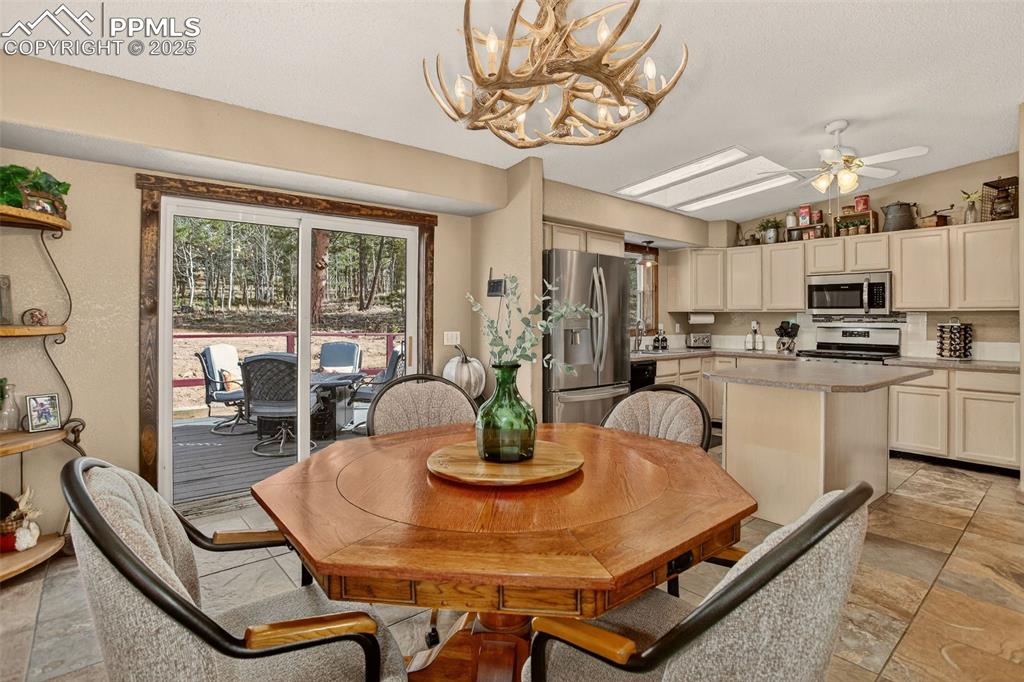 Image 10 of 50: Dining Area