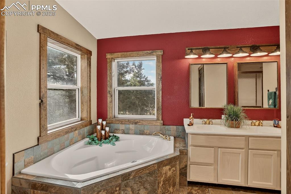 Image 16 of 50: Bathroom