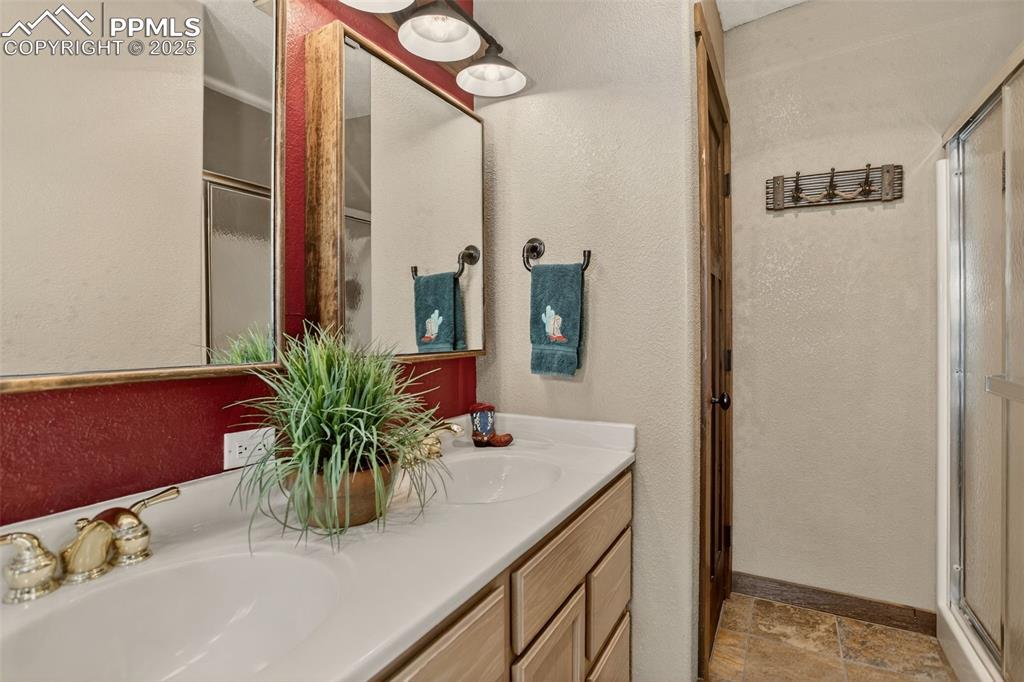 Image 17 of 50: Bathroom