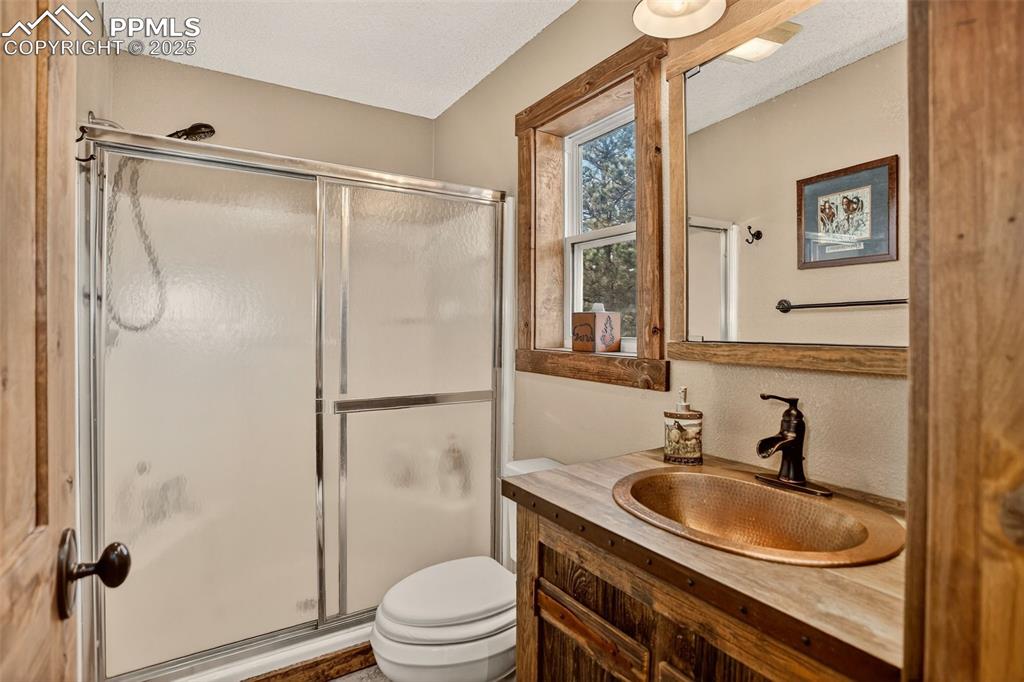 Image 21 of 50: Bathroom