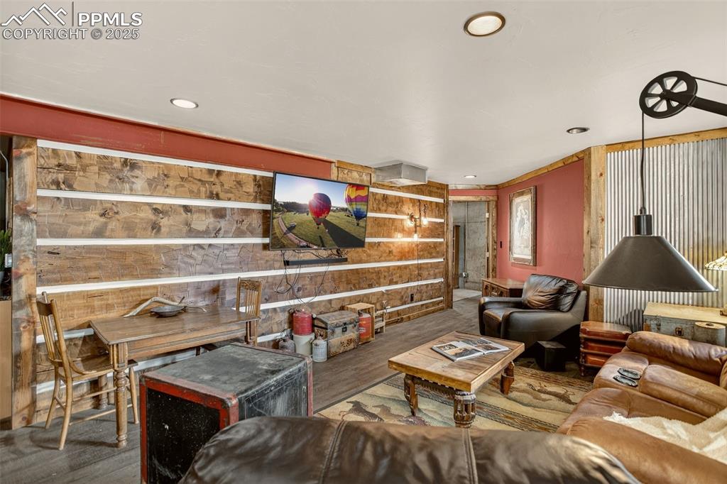 Image 30 of 50: Living Room