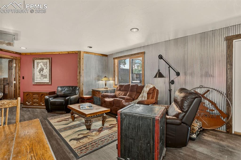 Image 33 of 50: Living Room