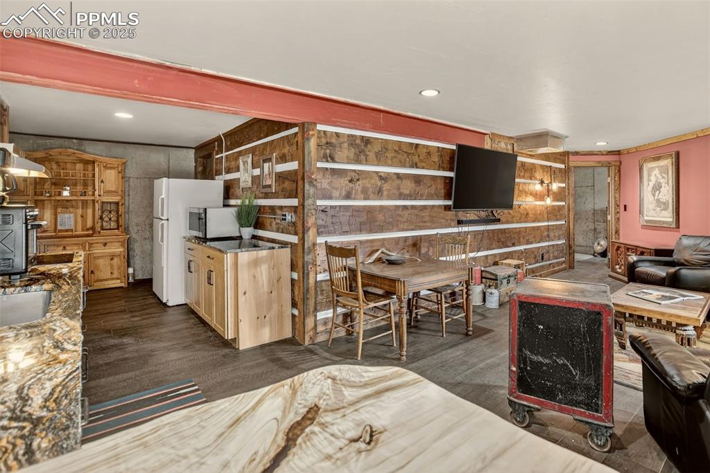 Image 35 of 50: Kitchen