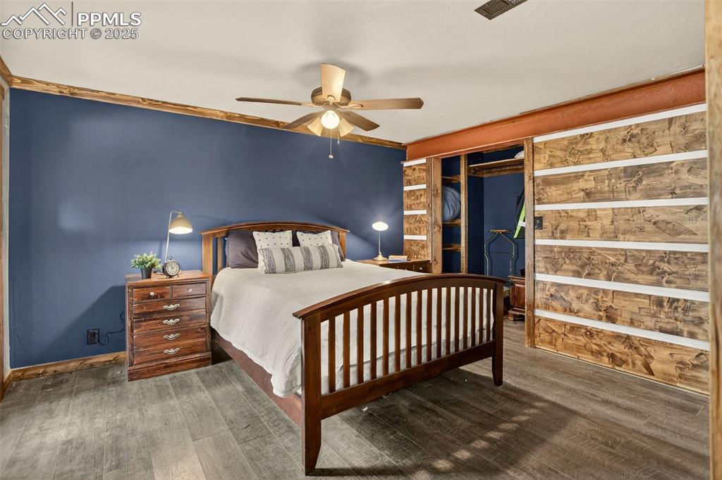 Image 36 of 50: Bedroom